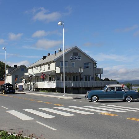 Ulvsvag Gjestgiveri Og Fjordcamping As Hotell Exteriör bild