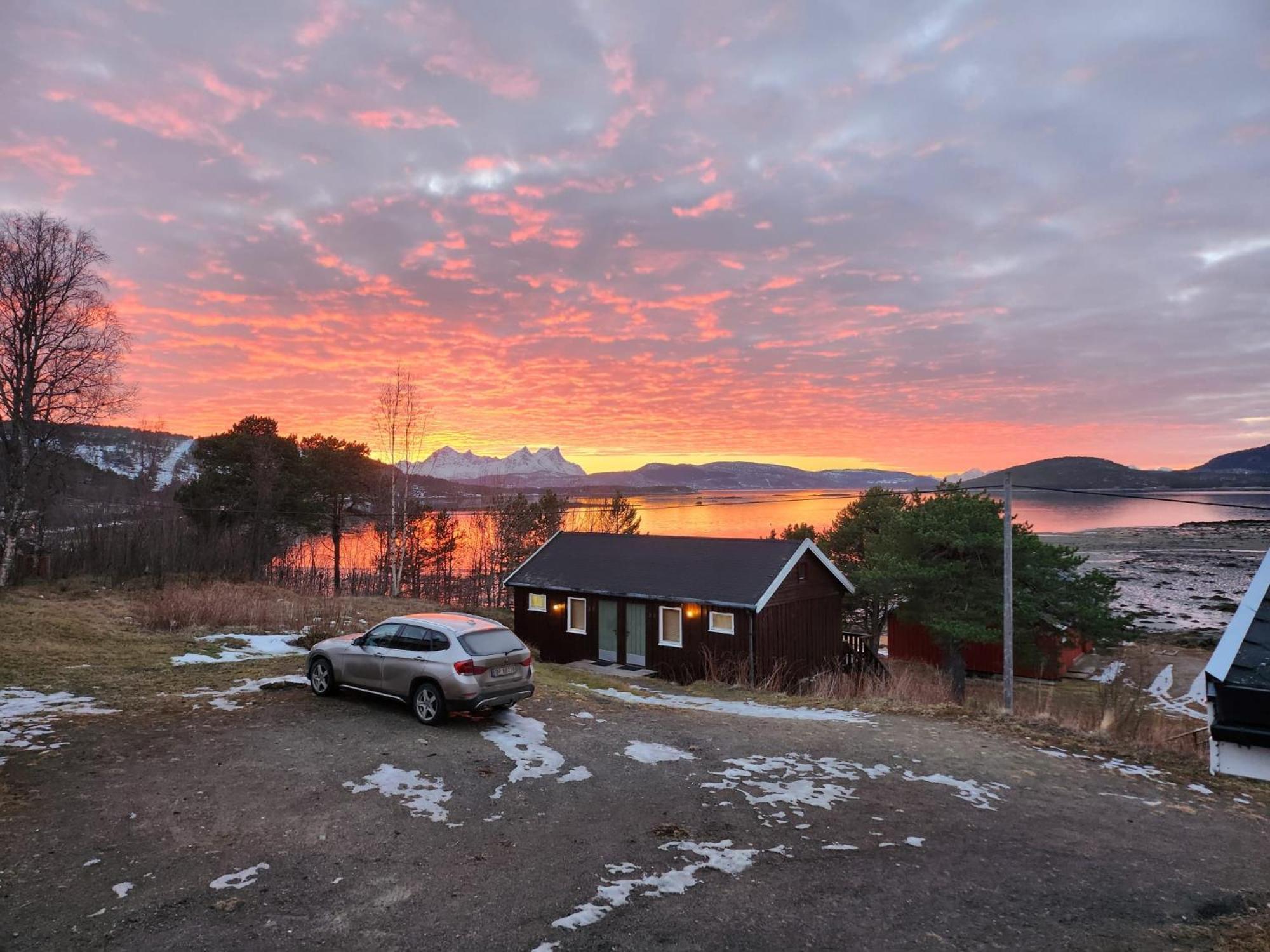 Ulvsvag Gjestgiveri Og Fjordcamping As Hotell Exteriör bild