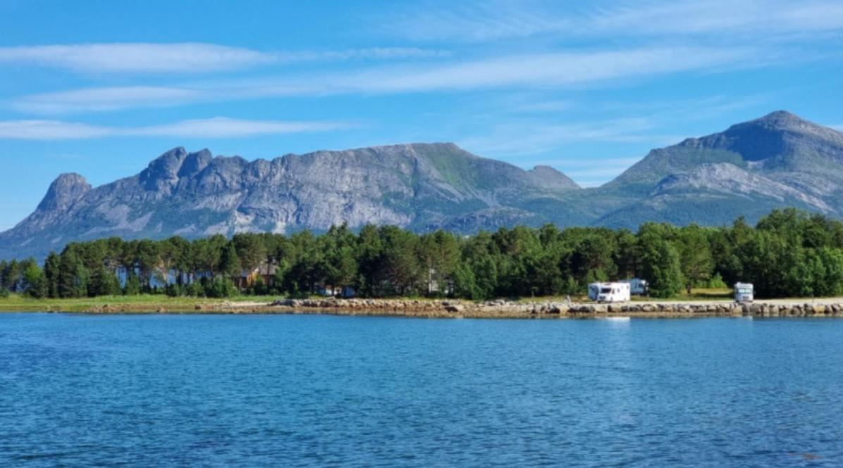 Ulvsvag Gjestgiveri Og Fjordcamping As Hotell Exteriör bild