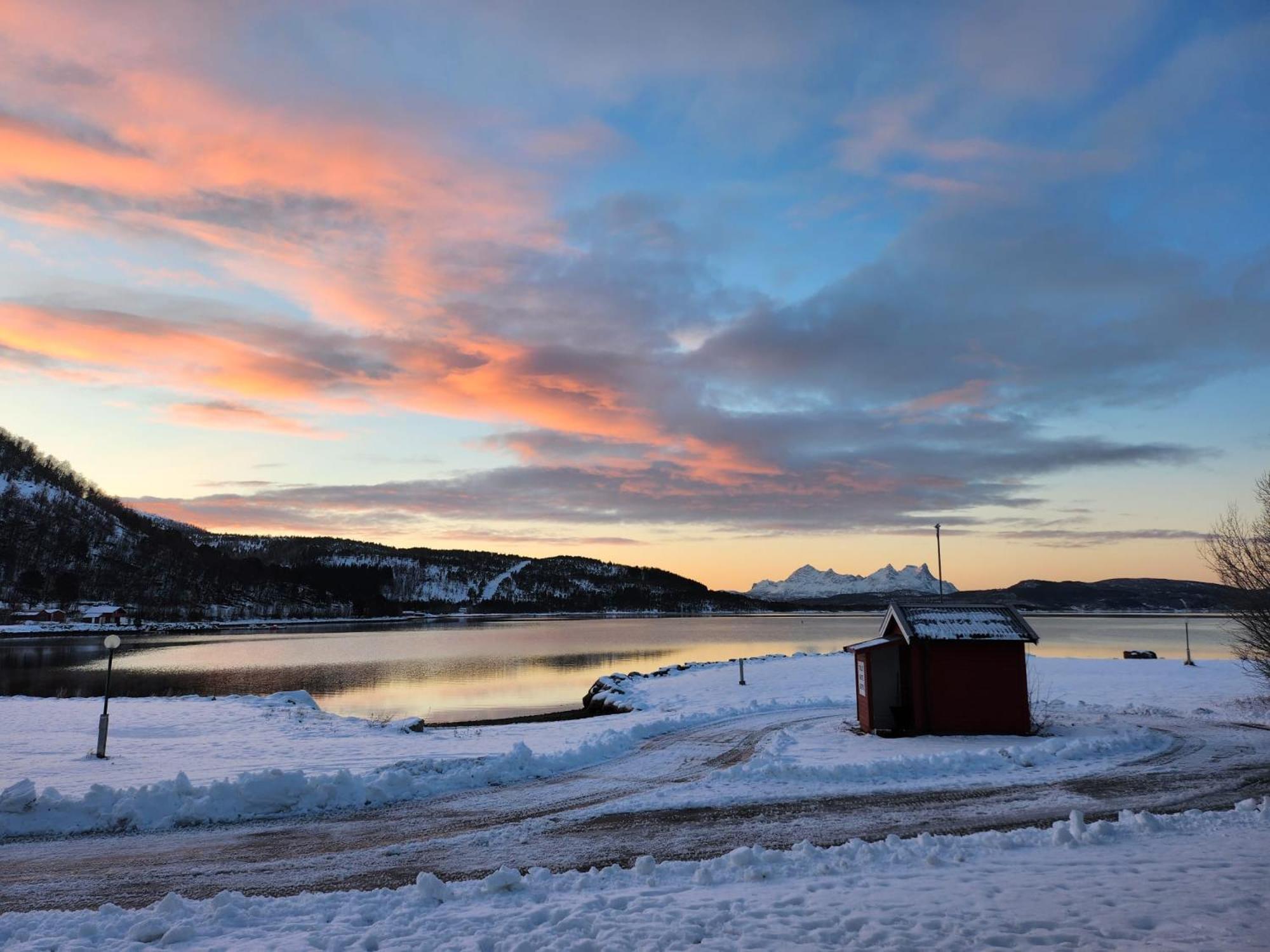 Ulvsvag Gjestgiveri Og Fjordcamping As Hotell Exteriör bild