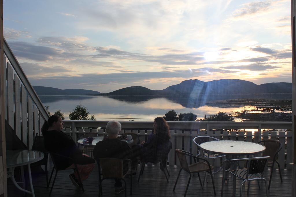 Ulvsvag Gjestgiveri Og Fjordcamping As Hotell Exteriör bild