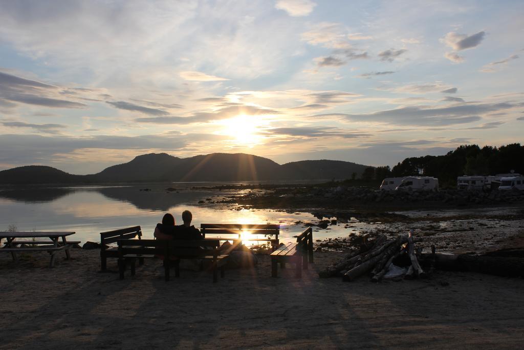 Ulvsvag Gjestgiveri Og Fjordcamping As Hotell Exteriör bild